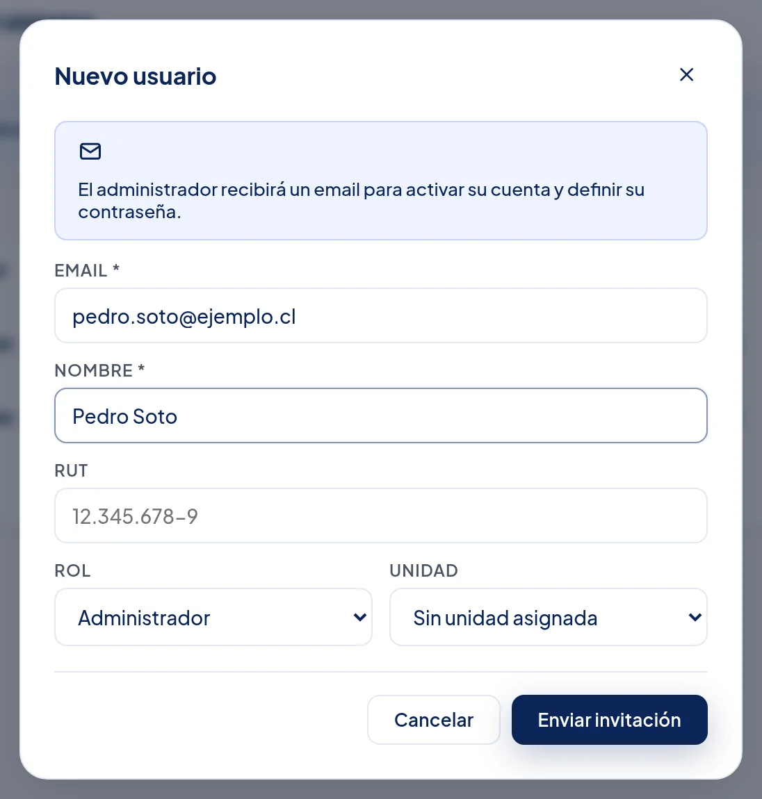 La misma ventana con los datos escritos: Email pedro.soto@ejemplo.cl, Nombre Pedro Soto, RUT vacío, Rol Administrador, Unidad Sin unidad asignada, y abajo los botones Cancelar y Enviar invitación.